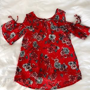 It’s very cute never worn in perfect condition!!